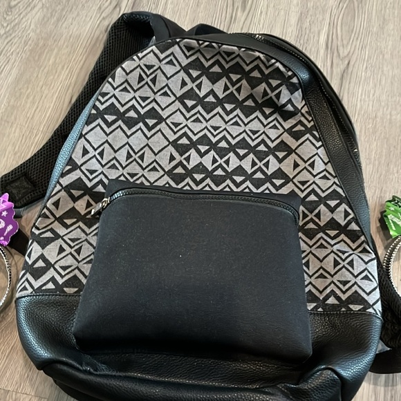 Back and printed vegan leather backpack ?